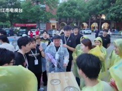 泉州轻工职业学院举行“青春水战 泼洒激情”泼水节