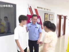 民警紧急救助倒地不醒学生 家属送锦旗致谢