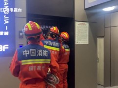 深夜10人被困电梯 晋江消防快速救援