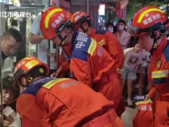 小女孩手卡玻璃门 消防紧急救援